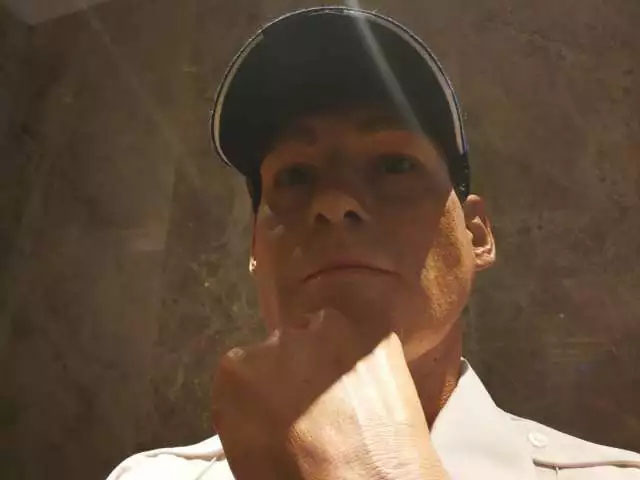 凌厲的眼神流轉，目光如炬，手掌的青筋清晰暴出，歲月的紋路無情橫亙&mdash;&mdash;樹脂雕塑《站崗》