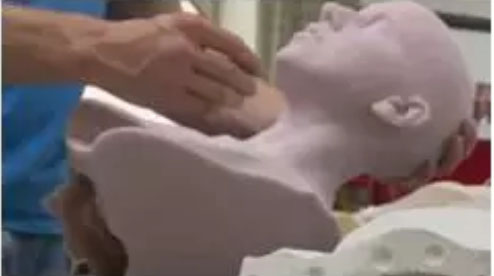 制作雕塑的過程開始于雕刻家用黏土、蠟或其他材料創造出原始模型