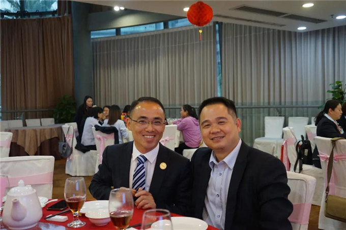 博皓家人們歡聚一堂，把酒言歡，開懷暢飲-2