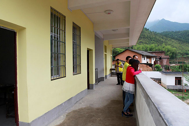 梅嶺小學(xué)位置較偏僻，在群山懷抱之中