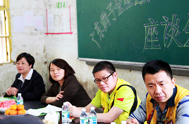 上猶團(tuán)縣委曾書記（左二）、廣東獅子會(huì)星海隊(duì)的前任隊(duì)長吳志強(qiáng)獅兄、現(xiàn)任隊(duì)長宋衛(wèi)星獅兄在座談會(huì)