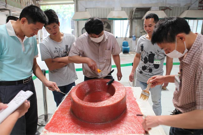 用輥筒壓實玻纖,排除多余樹脂