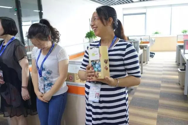 女神媽媽收到禮物后喜悅之情溢于言表,是不是很迷人呢?